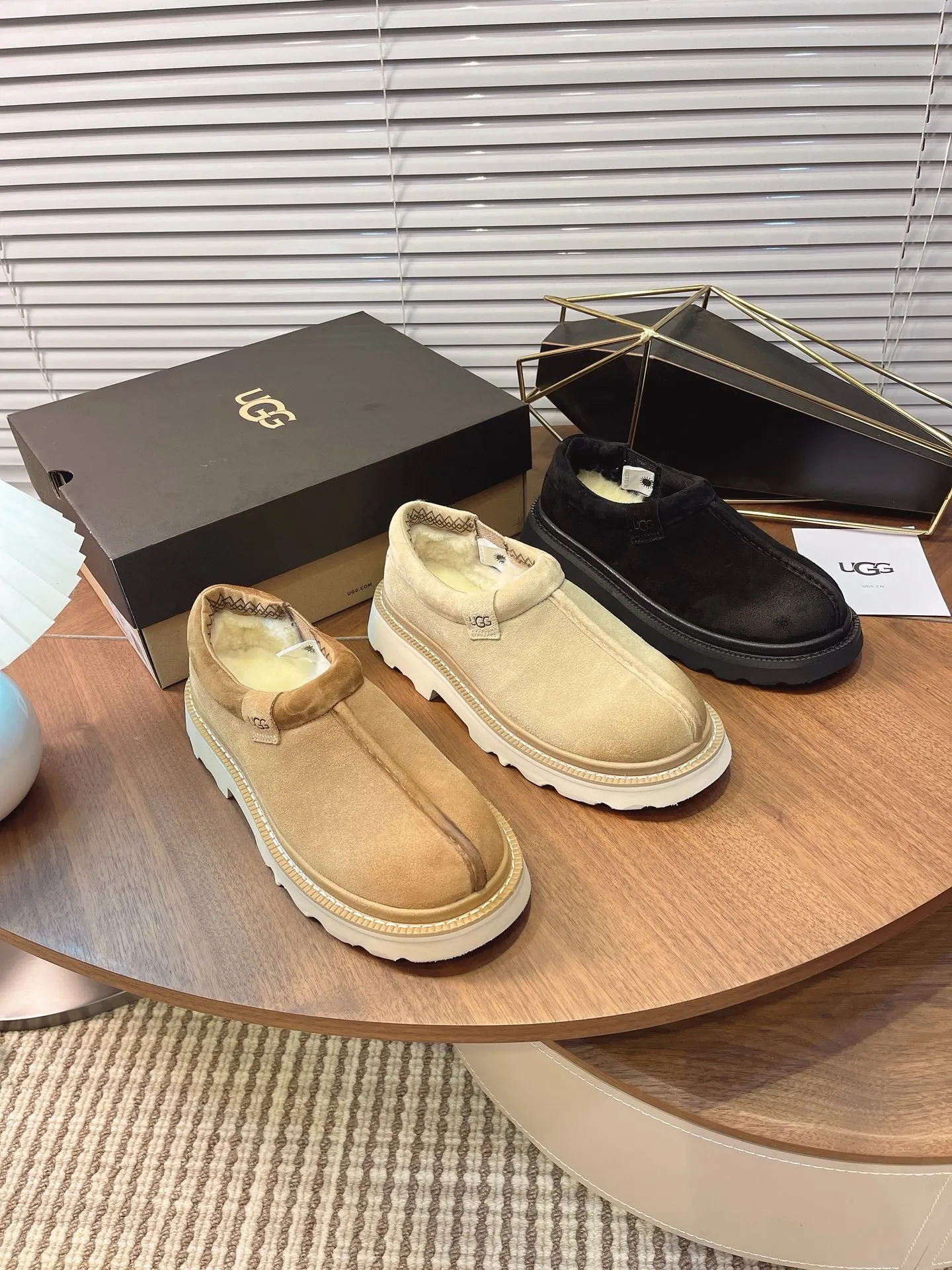 【UGG】 P: 540💰 Size: 40 to 44 (45 custom-made) 2025 new style 𝑼𝑮𝑮•Men's ◾️. The matching coefficient of winter snow fur shoes is also 100% 💥very good-looking✨very fashionable and stylish when worn📈 Lager casual boots lace-up style with hot embossed brand logo on the heel Item No.: 1171113 Upper: high-quality cow suede Lining: sheepskin imported from Australia 🐑The inner lining is made of Australian lamb wool Outsole: EVA non-slip outsole.